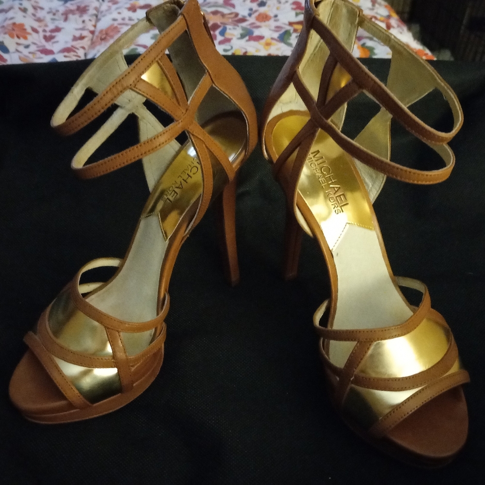 MICHAEL KORS JAIDA BACK ZIP  LUGGAGE BROWN & GOLD LEATHER  PLATFORM HEELS  6.5 M